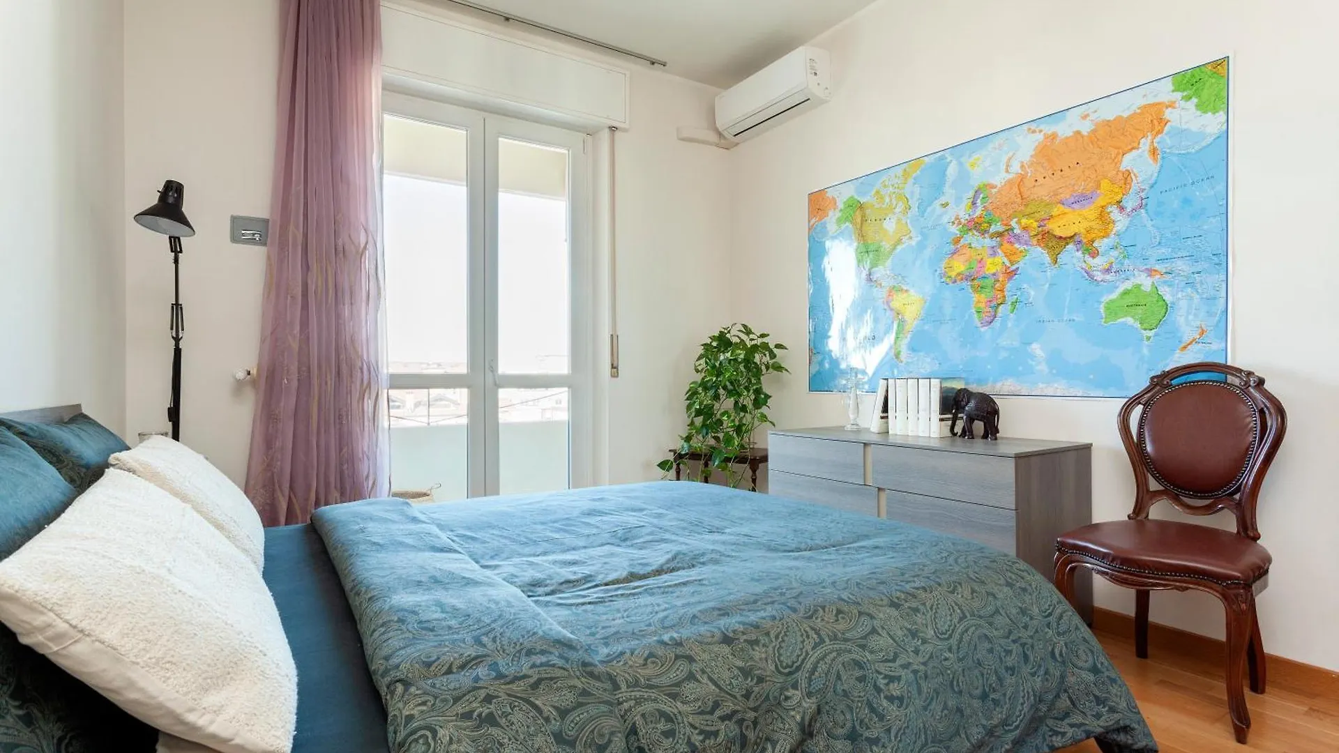 Two Spacious Bedrooms 1 Minute To Metro Stop Milan Apartment