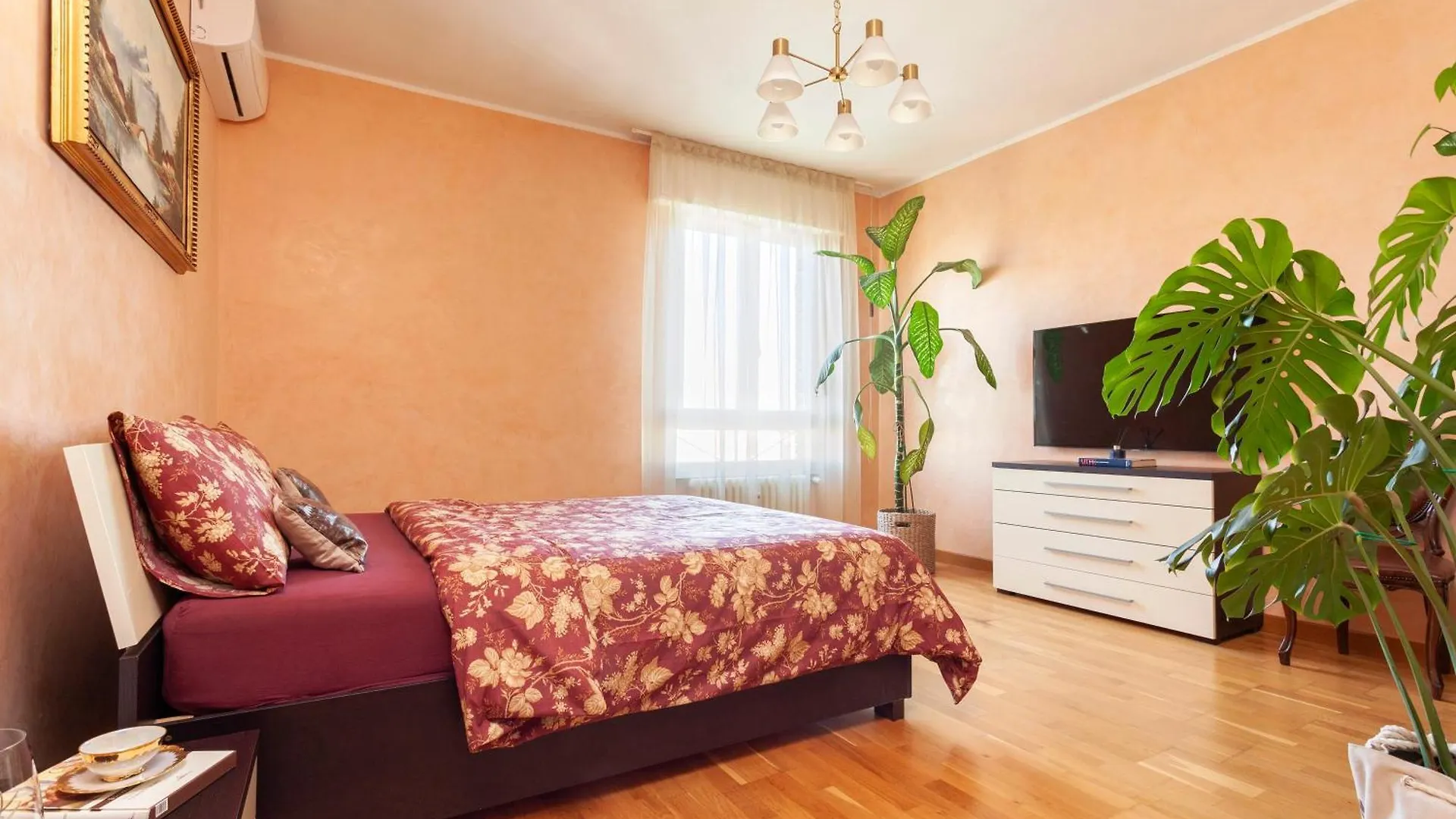 Two Spacious Bedrooms 1 Minute To Metro Stop Milan Apartment