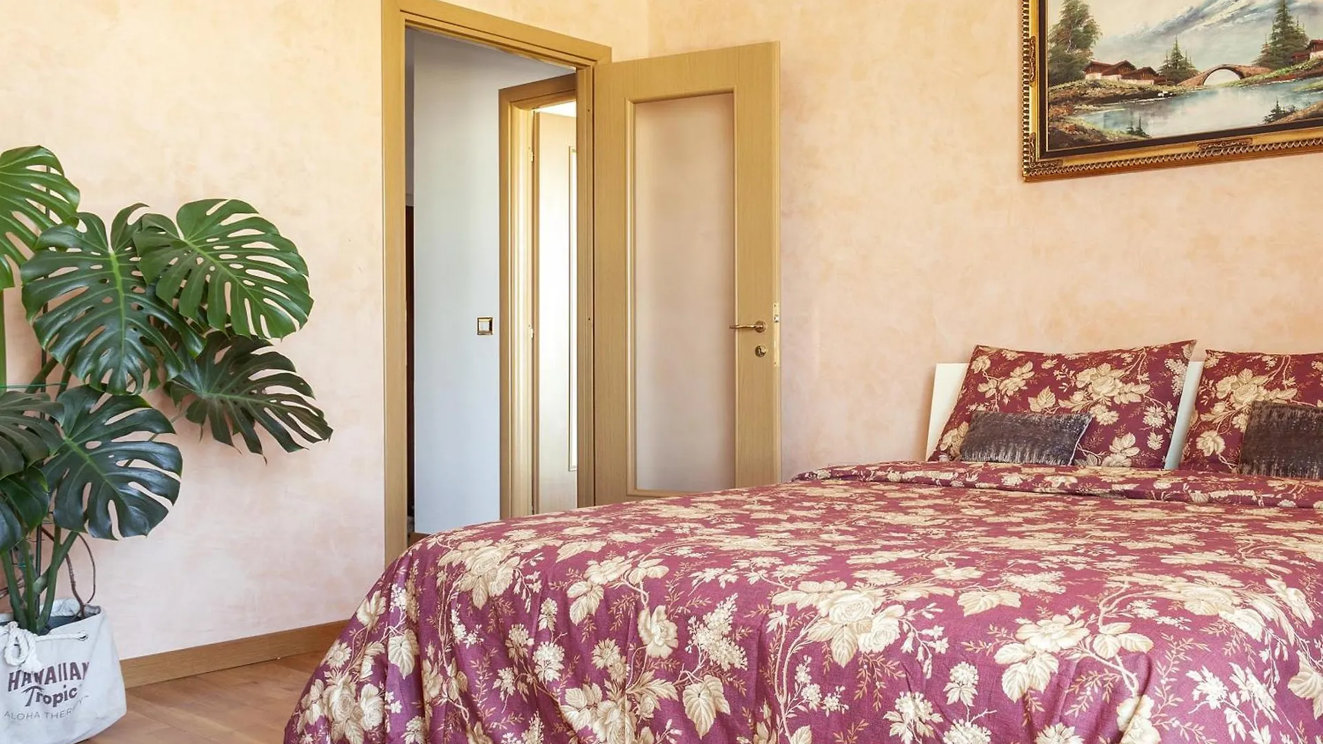 Two Spacious Bedrooms 1 Minute To Metro Stop Milan Apartment