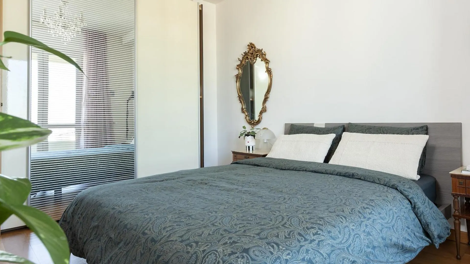 Daire Two Spacious Bedrooms 1 Minute To Metro Stop Milano İtalya