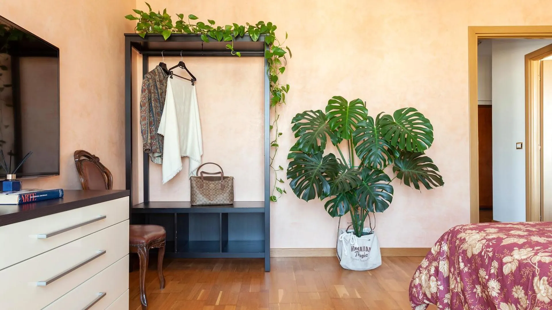 Two Spacious Bedrooms 1 Minute To Metro Stop Milano 0*,  İtalya